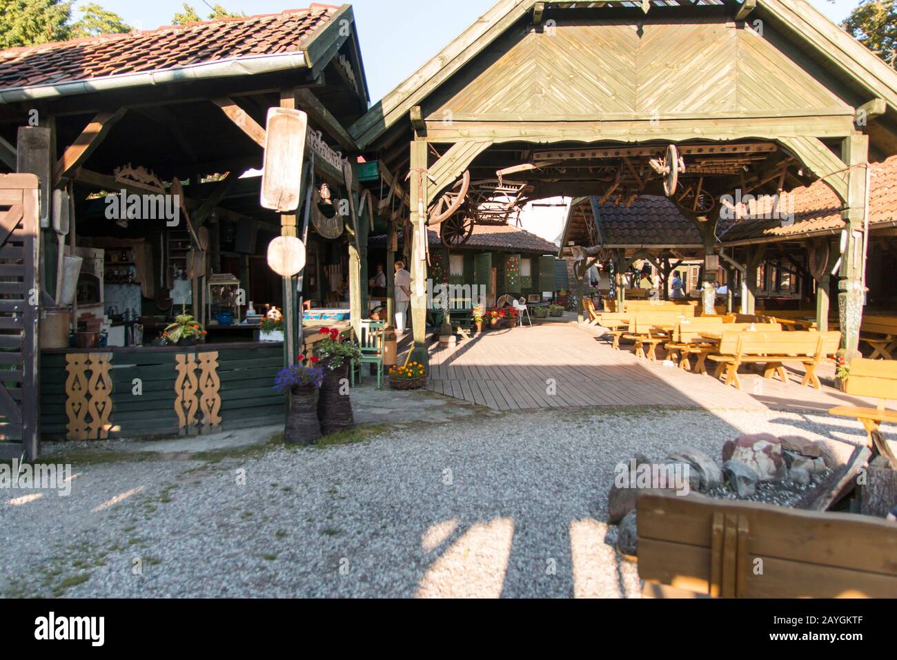 Gietrzwald, Polen - 21. juli 2018: Ein spezielles Restaurant in Polen, in dem alles im alten Stil gehalten wird Stockfoto