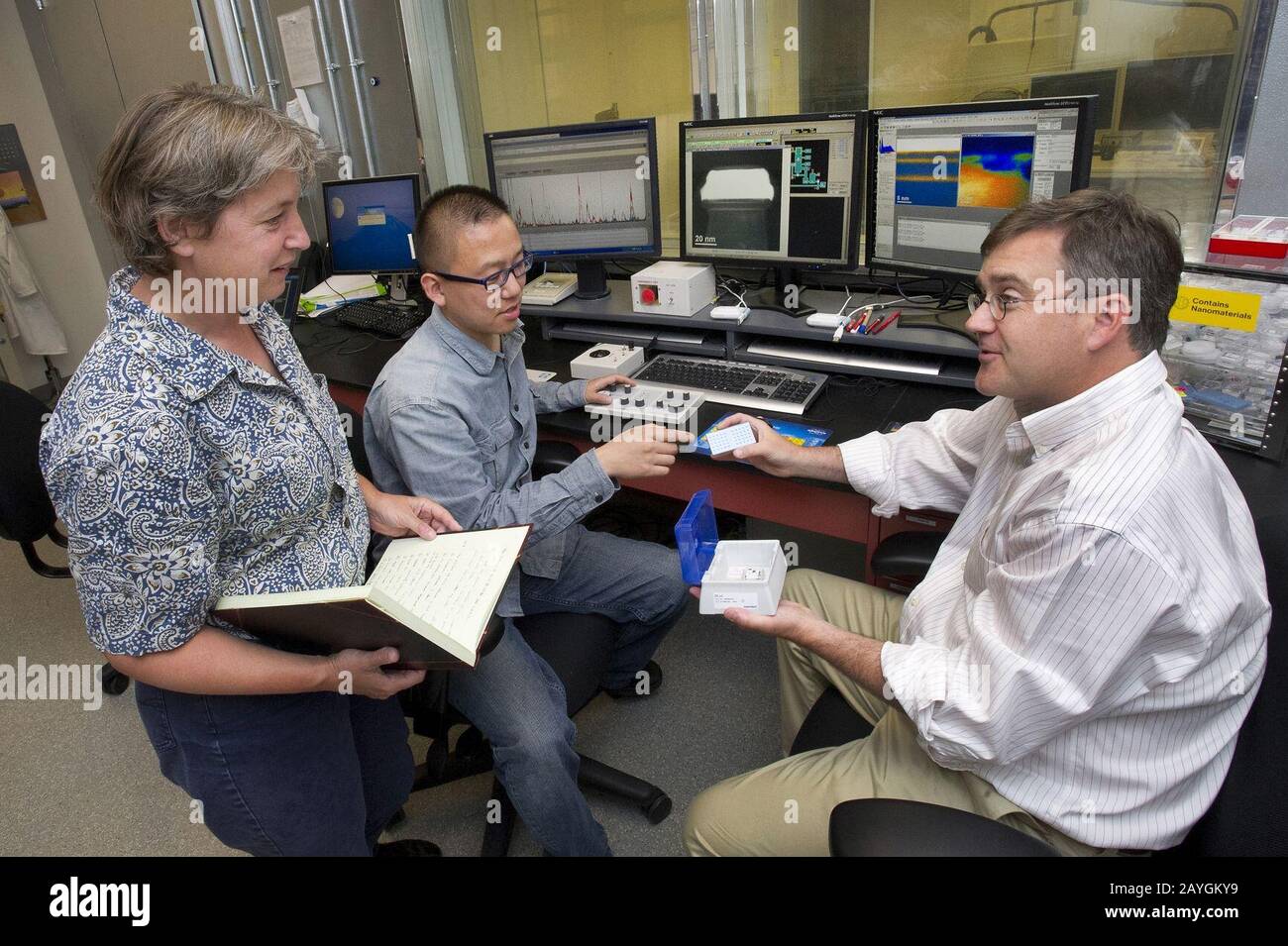 Frances Ross, Dong Su, Eric stach im Center for Functional Nanomaterials. Stockfoto