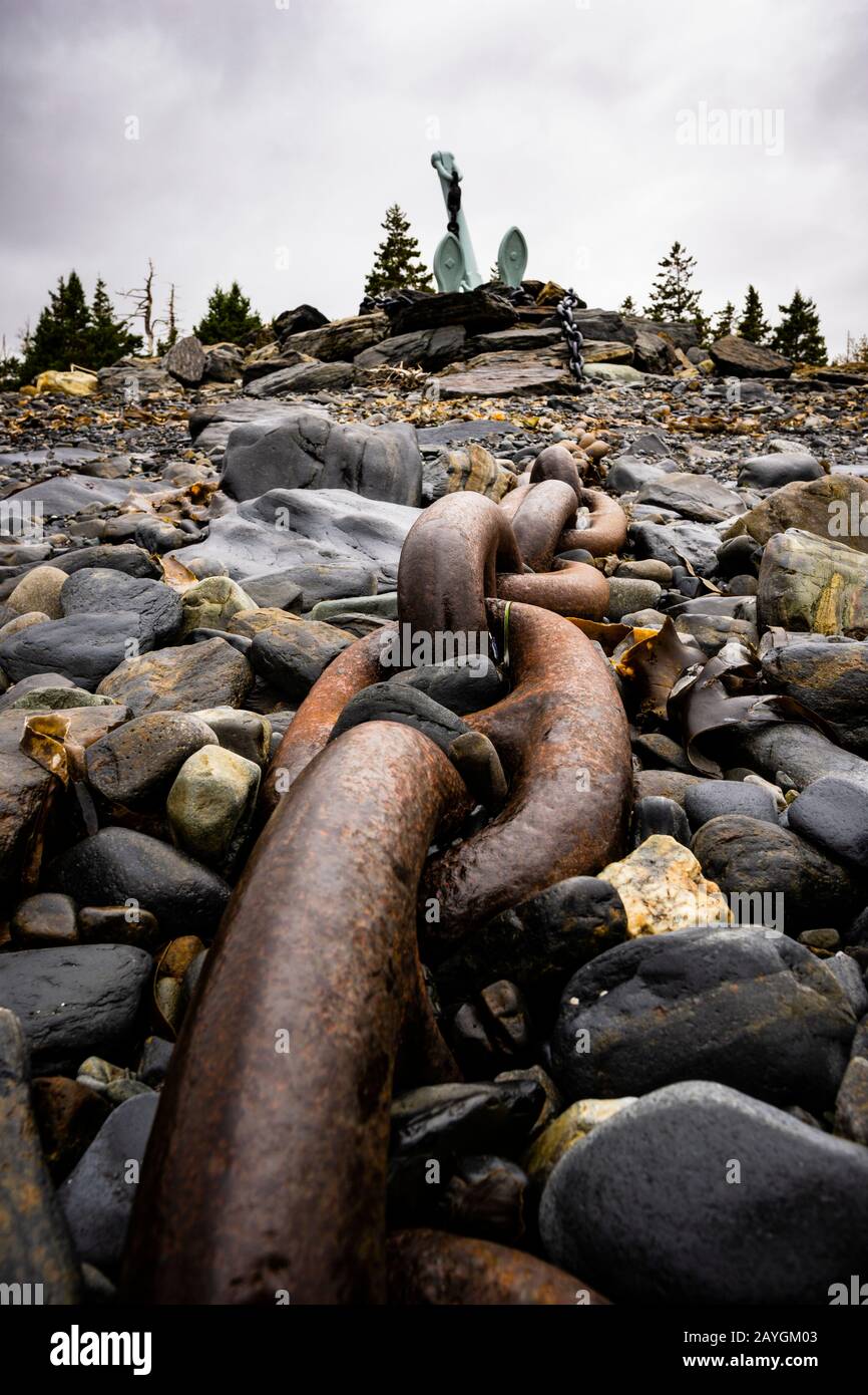 Die Kette führt vom Sailor's Memorial in Point Pleasant Park, Halifax, Nova Scotia, Kanada, in den Hafen von Halifax. Stockfoto