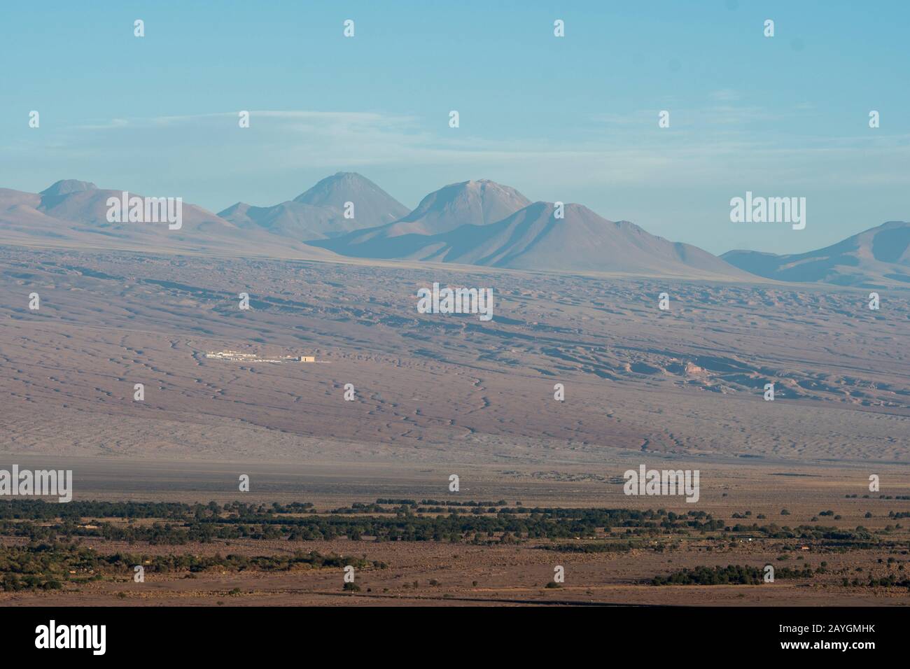 Blick auf ALMA vom Tal des Mondes in der Nähe von San Pedro de Atacama in der Atacama-Wüste im Norden Chiles. Stockfoto