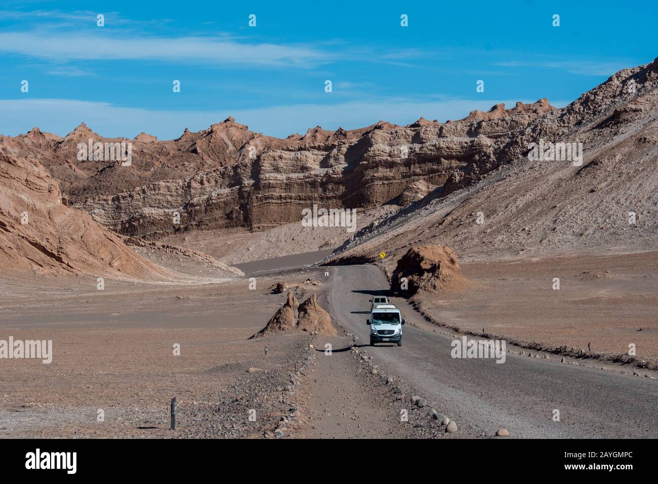 Die Straße durch das Tal des Mondes in der Nähe von San Pedro de Atacama in der Atacama-Wüste im Norden Chiles. Stockfoto