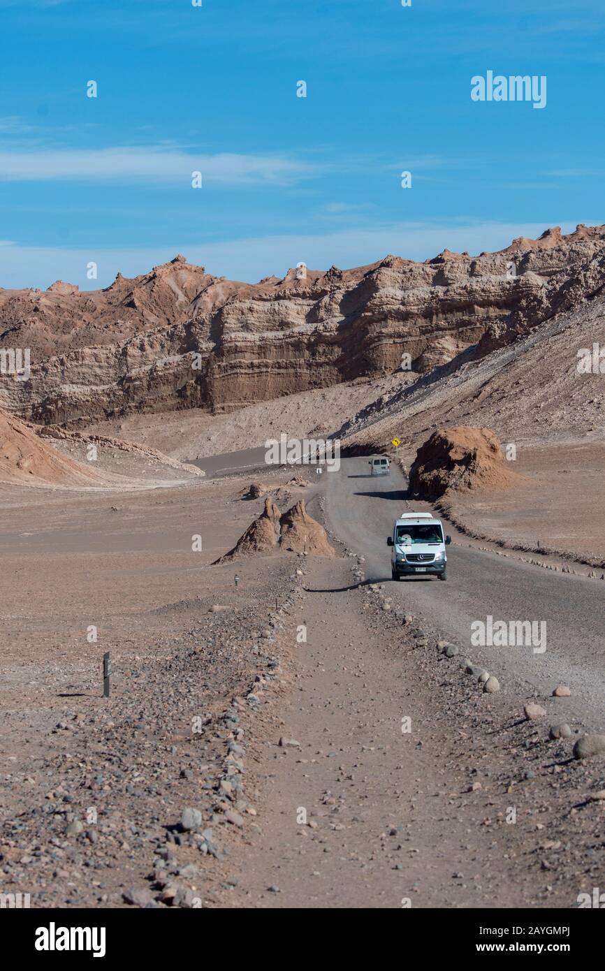 Die Straße durch das Tal des Mondes in der Nähe von San Pedro de Atacama in der Atacama-Wüste im Norden Chiles. Stockfoto
