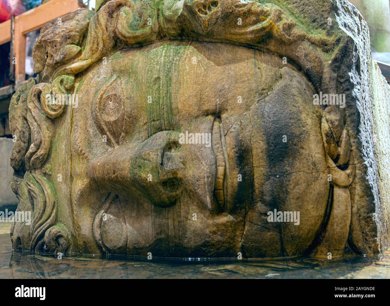 Nahbereichsleiter von Gorgon Medusa in der Cisterna Basilica oder Yerebatan Sarnici in Istanbul, Türkei Stockfoto