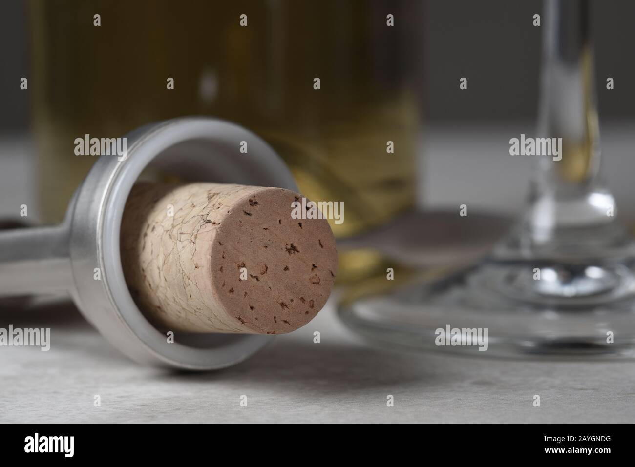 Abschluss eines Weinkorks im Flügelstil mit Glas und Flasche im Hintergrund. Geringe Schärfentiefe. Stockfoto