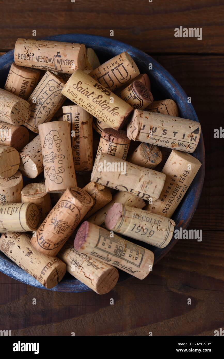 IRIVNE, KALIFORNIEN - 26. JANUAR 2020: Nahaufnahme einer Gruppe von Weinkorken mit Markenbezeichnung in einer Schüssel von in- und ausländischen Weinkellereien. Stockfoto