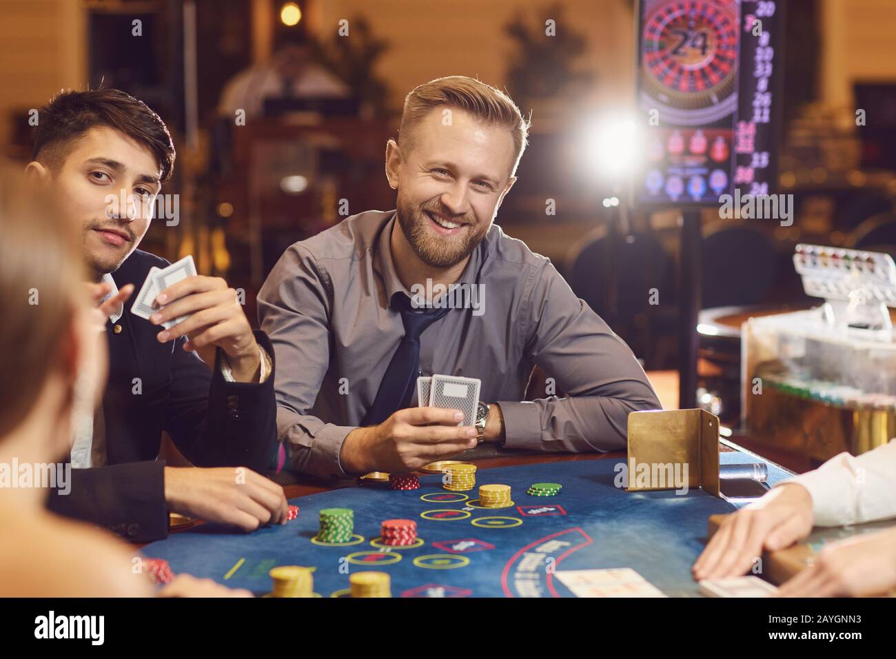 Eine Gruppe junger Leute spielt in einem Casino. Stockfoto