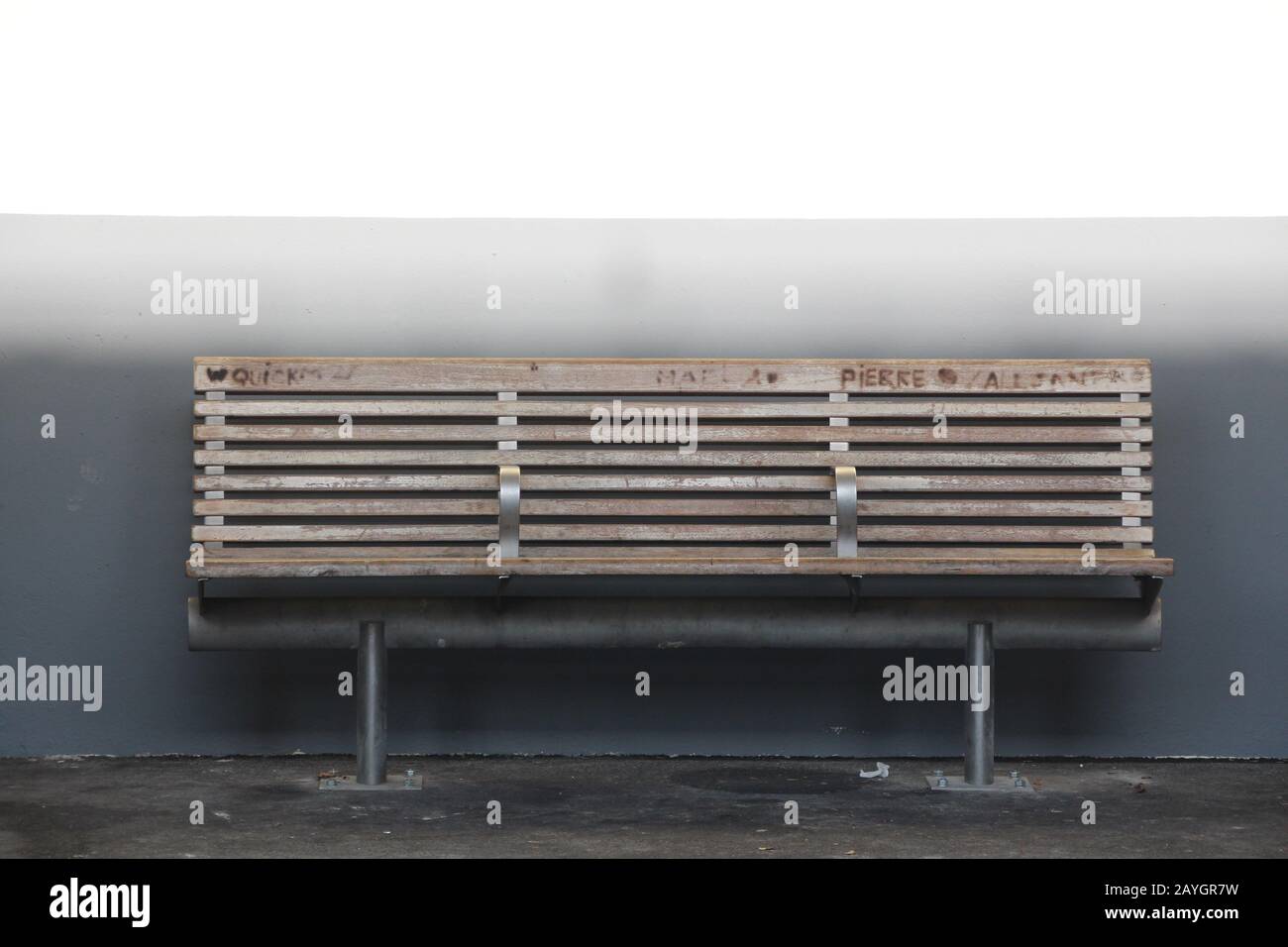 Eine Bank an einem kleinen Bahnhof in Frankreich Stockfoto