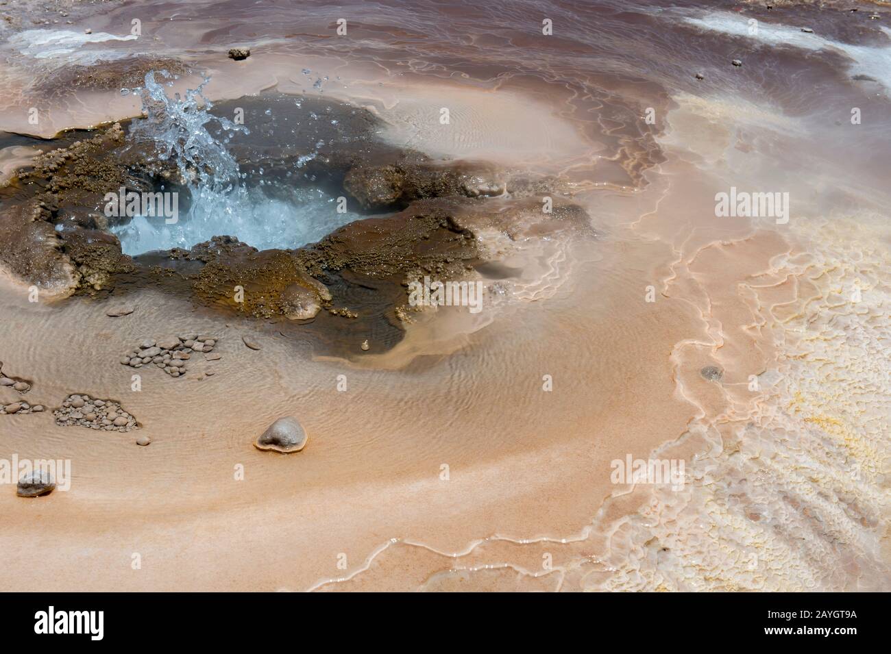 Eine heiße Quelle mit bunten Mineralvorkommen am geothermischen Becken El Tatio Geysers, das in der Nähe von San Pedro de Atacama in der Wüste Atacama von Nort liegt Stockfoto