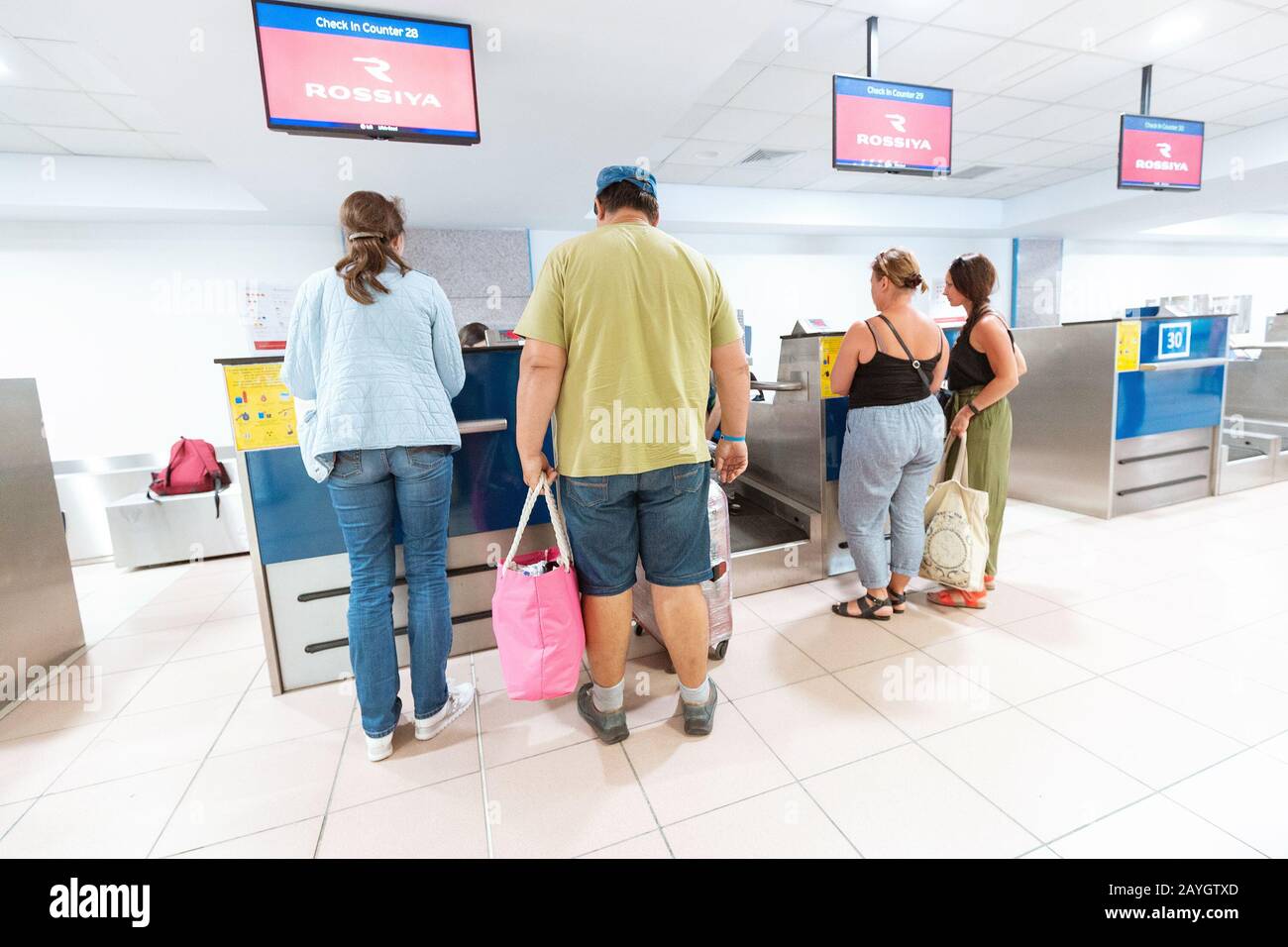 31. Mai 2019, Rhodes, Griechenland: Check-In-Schalter am Flughafen mit vielen Menschen in der Reihe Stockfoto