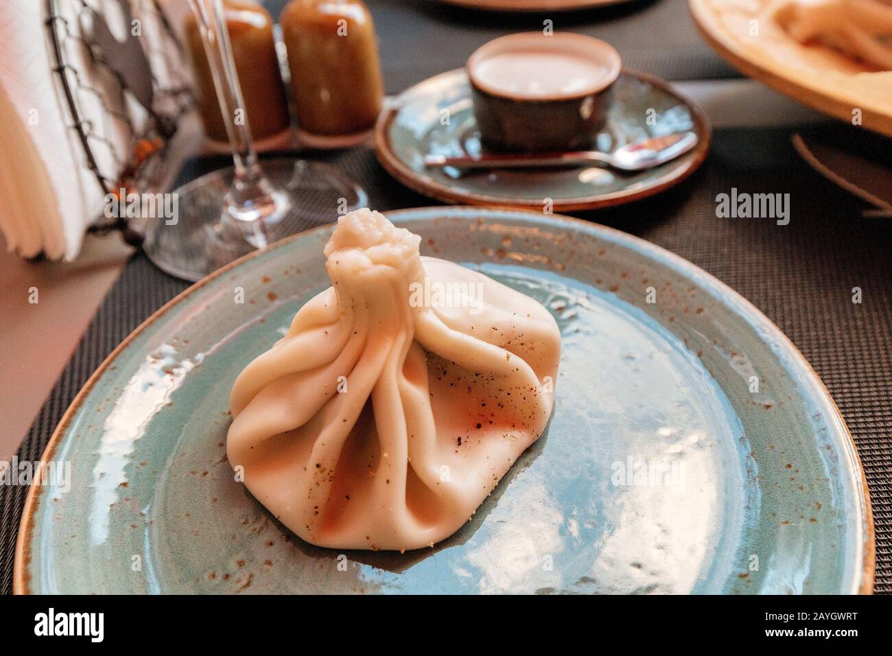 Georgische Knödel Khinkali auf einem Teller im Restaurant Stockfoto