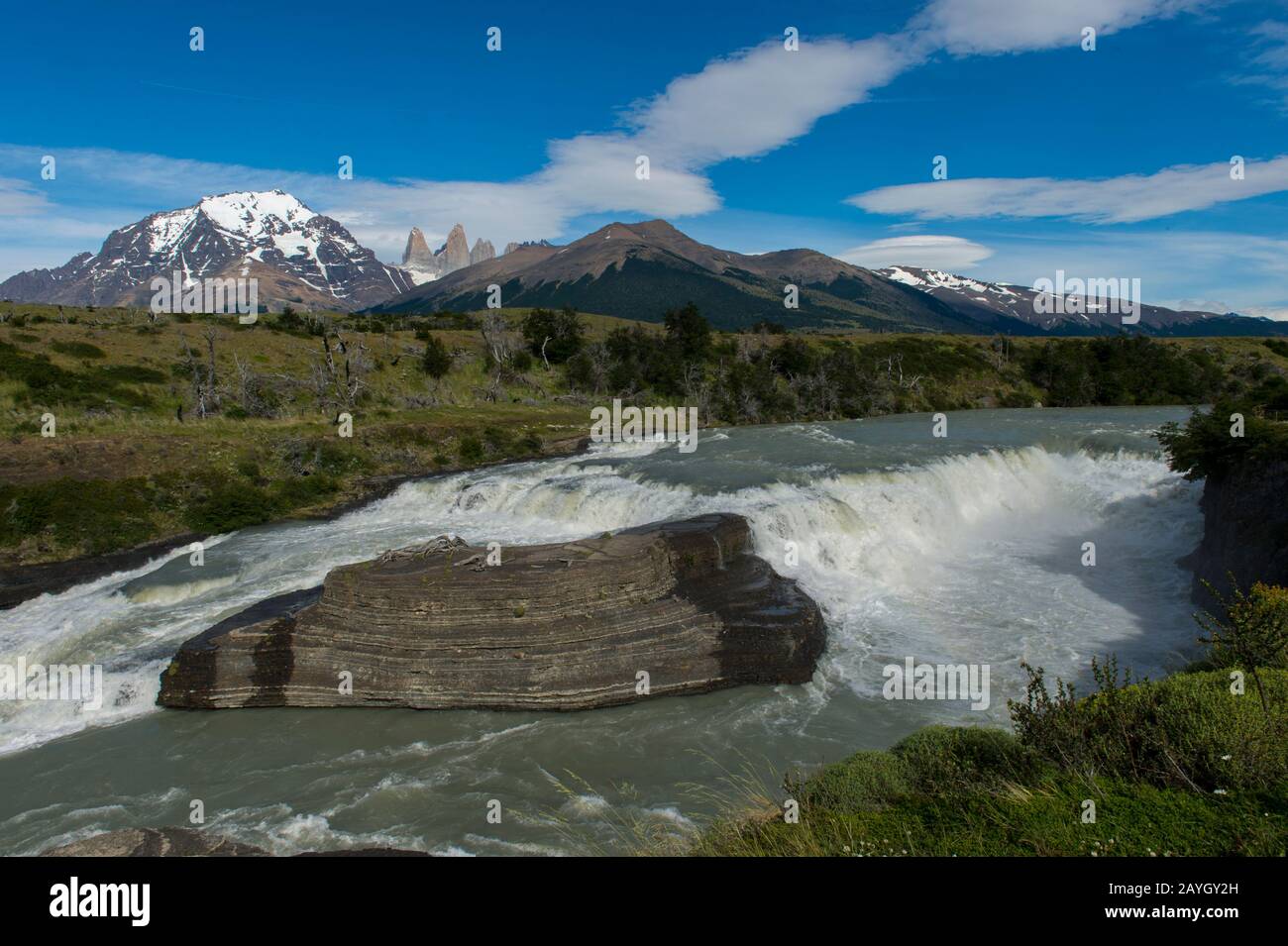 Blick auf den Wasserfall Paine River mit Admiral Nieto Mountain (links) und die Torres del Paine (Türme von Paine) im Torres del Paine National Park in s Stockfoto