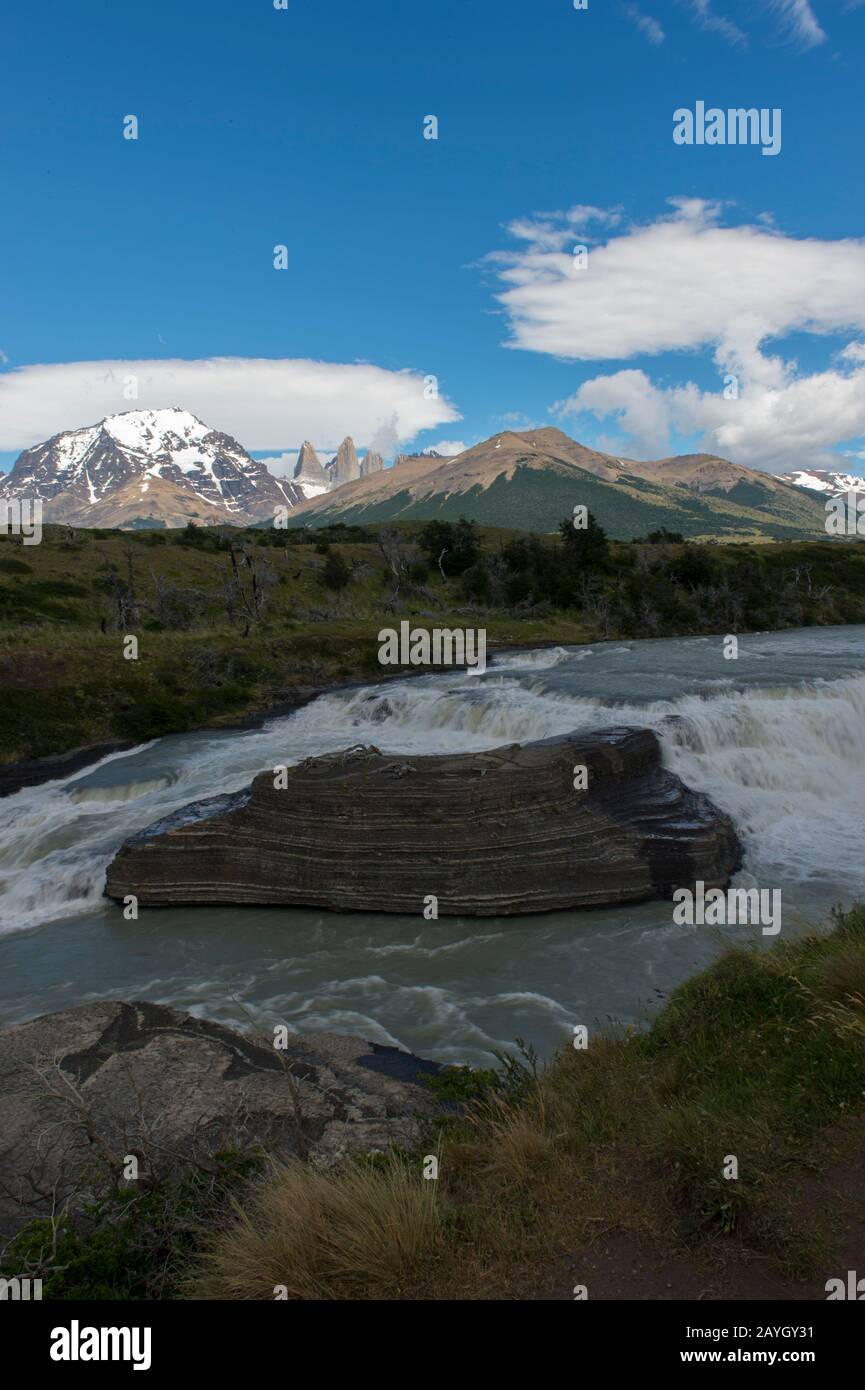 Blick auf den Wasserfall Paine River mit Admiral Nieto Mountain (links) und die Torres del Paine (Türme von Paine) im Torres del Paine National Park in s Stockfoto