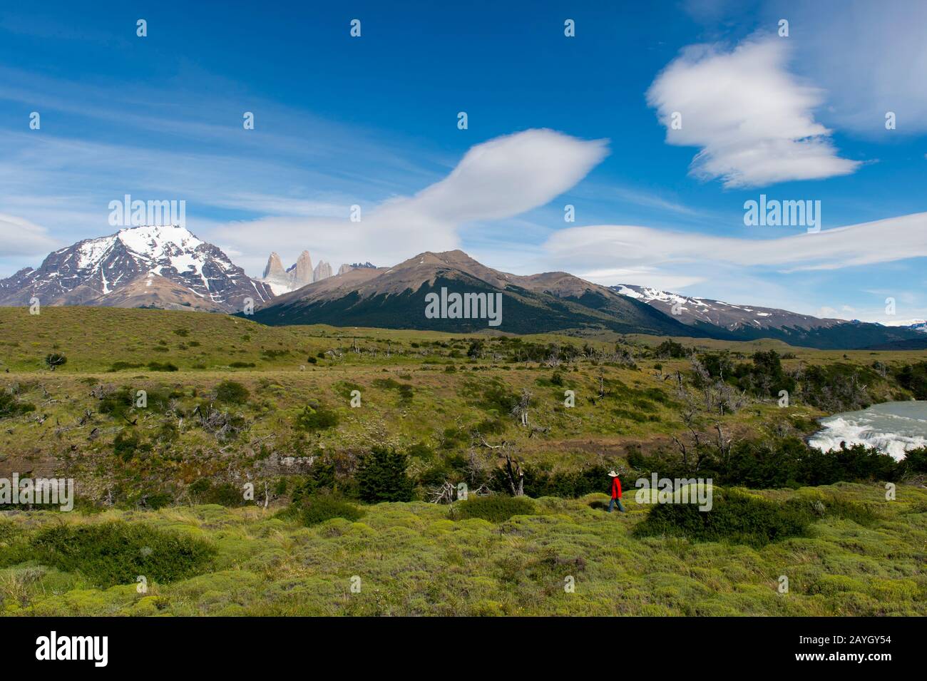 Touristen wandern am Wasserfall des Paine River, am Admiral Nieto Mountain (links) und an den Torres del Paine (Türmen von Paine) in Torres del Paine Nationa Stockfoto