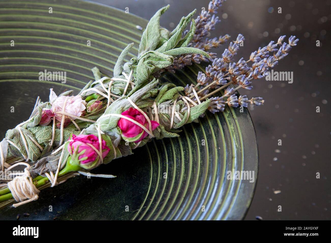 Salbei-, Rose- und Lavendelwischstöcke Stockfoto