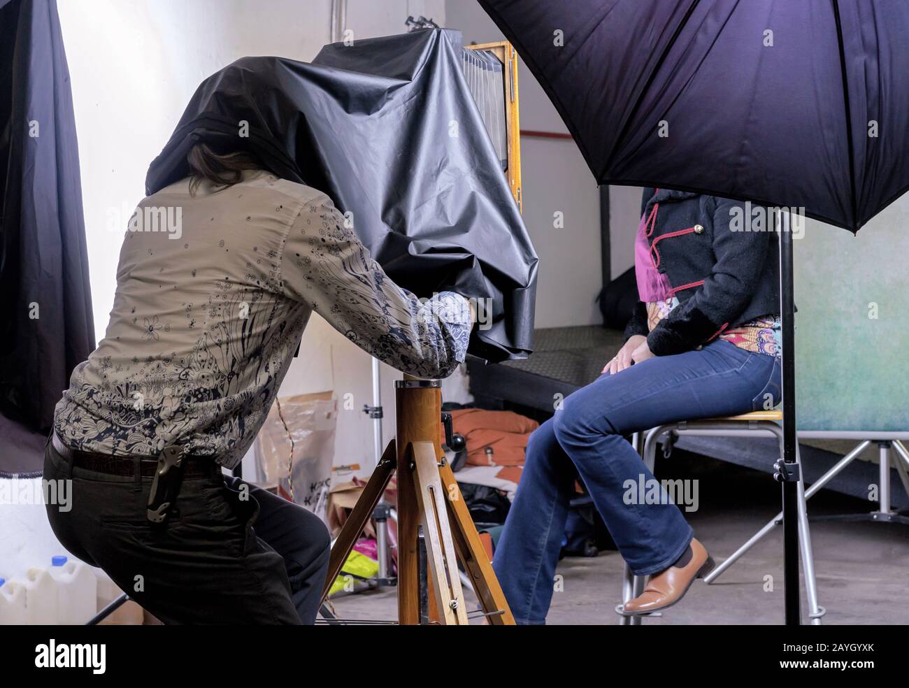 Der Fotograf nimmt ein Fotoportrait auf einer alten Holzkamera auf. Stockfoto