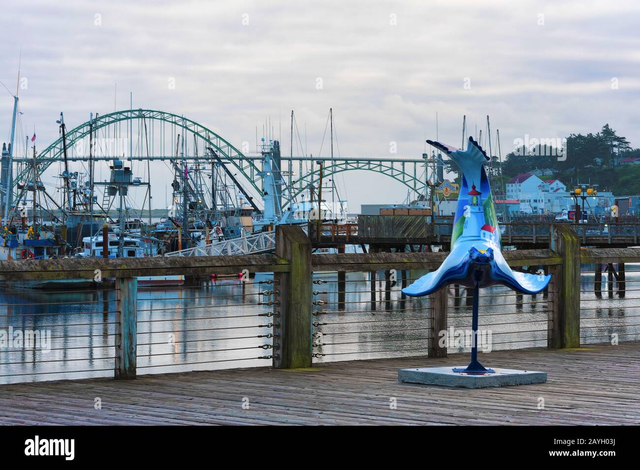 Newport, Oregon, USA - 23. August 2015: Marina in Yaquina Bay, mit der gleichnamigen Brücke im Hintergrund, in Newport an der Küste von Oregon Stockfoto