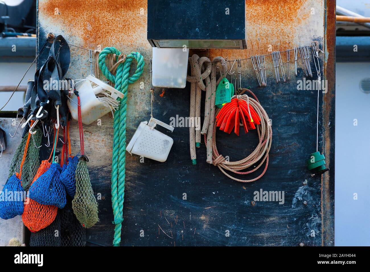 Newport, Oregon, USA - 25. Mai 2016: Nahaufnahme der Ausrüstung der Fischer auf dem Boot im Jachthafen in Newport, Oregon. Stockfoto