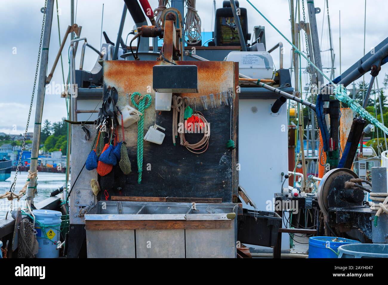 Newport, Oregon, USA - 25. Mai 2016: Nahaufnahme der Ausrüstung der Fischer auf dem Boot im Jachthafen in Newport, Oregon. Stockfoto