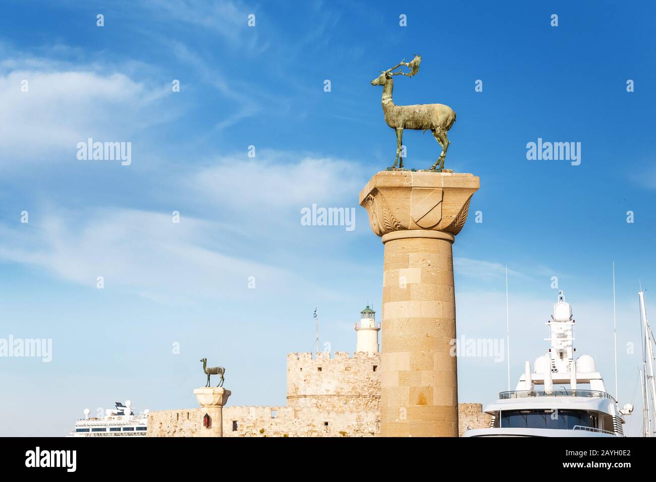 Berühmtes Touristenziel im Hafen von Mandraki mit Deers-Statue, wo Der Koloss stand. Rhodos, Griechenland Stockfoto