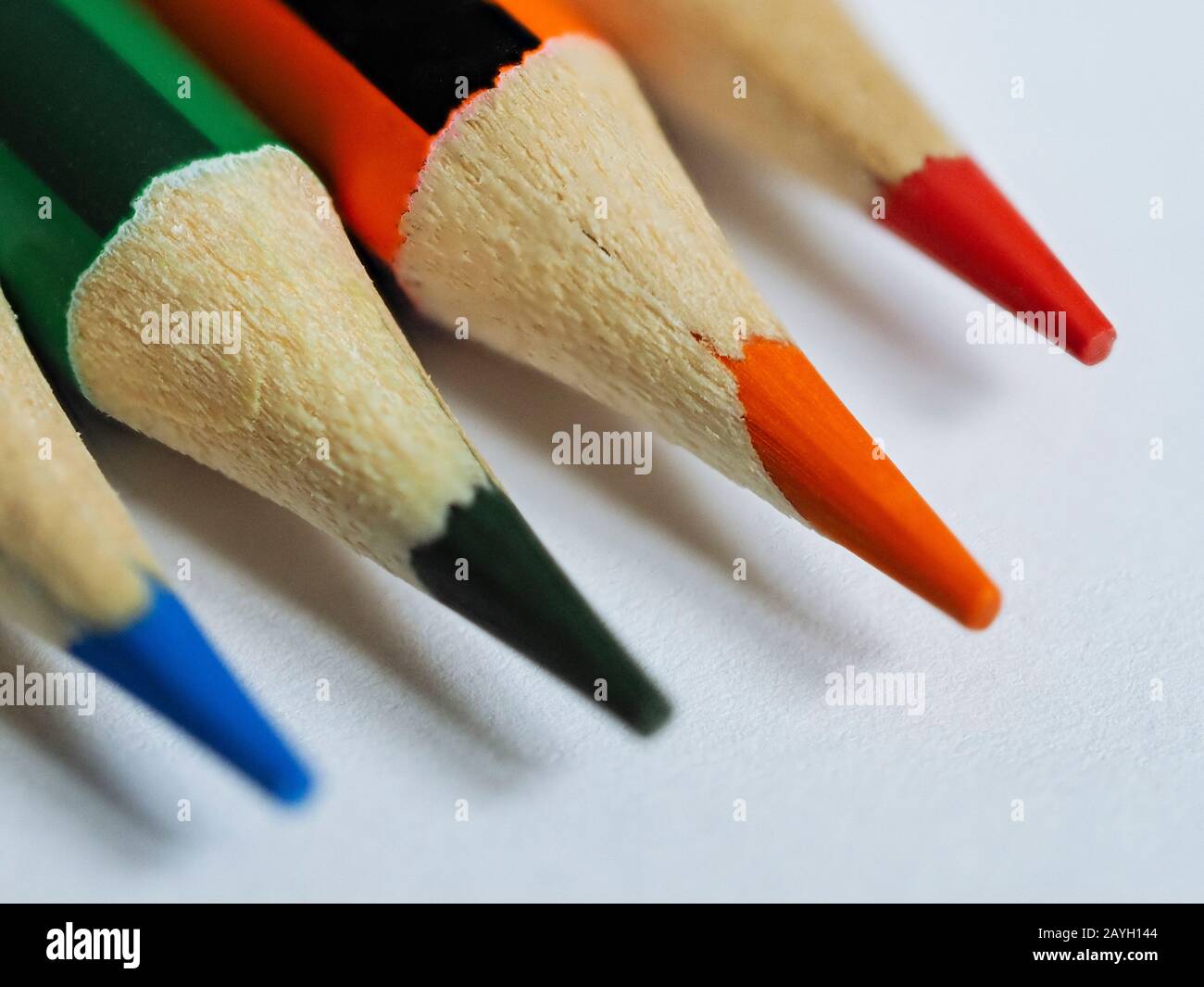 Extreme Nähe von farbigen Bleistiftspitzen auf weißem Papier Stockfoto