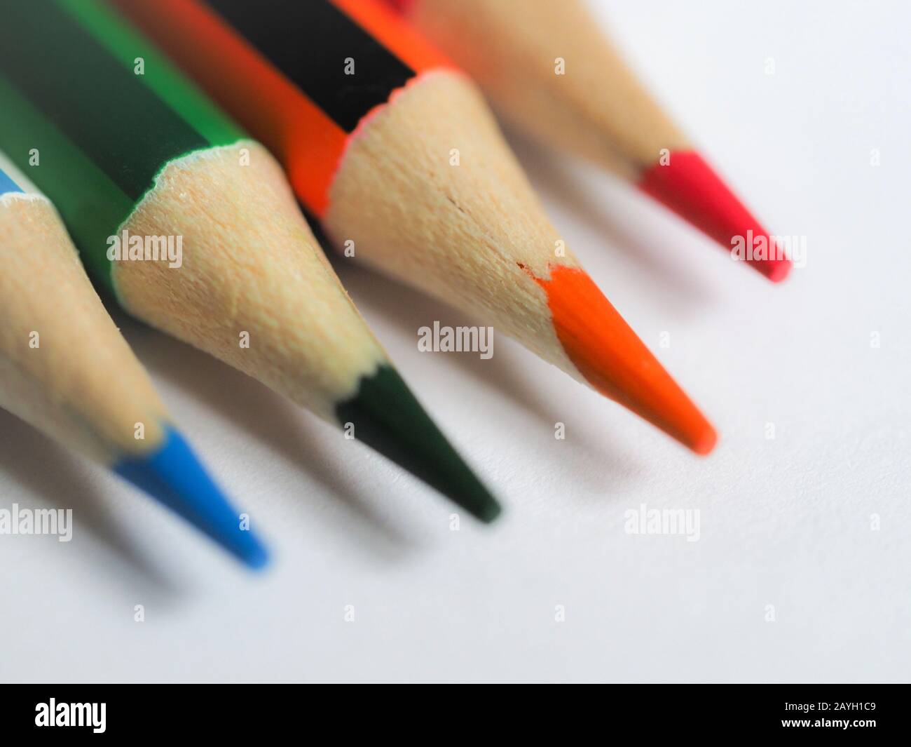 Soft-Focus Nahaufnahme von farbigen Bleistiftspitzen auf weißem Papier Stockfoto