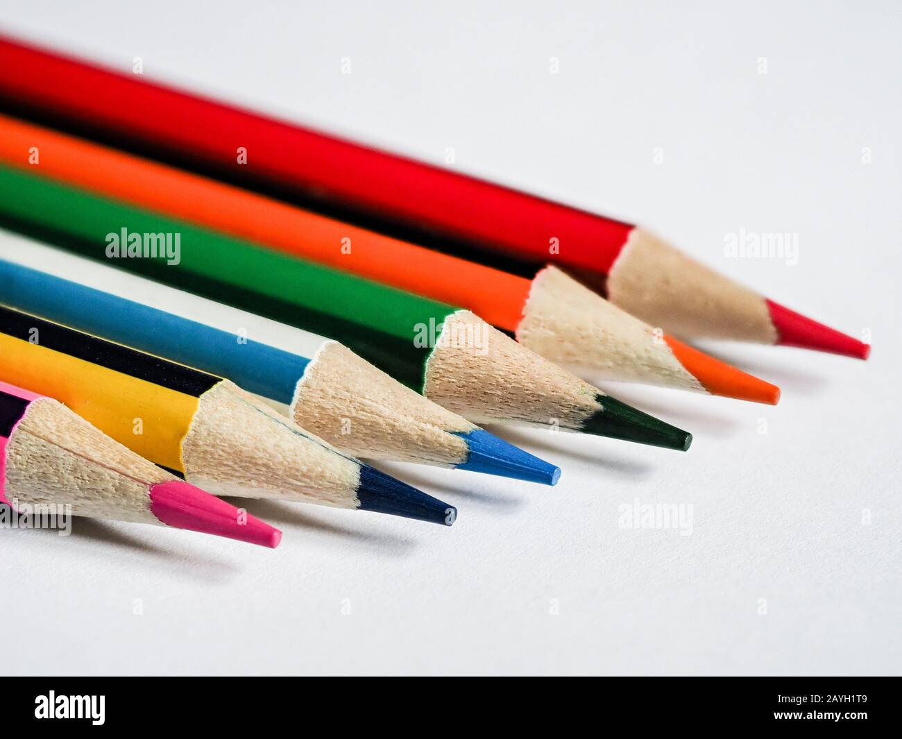 Nahaufnahme der farbigen Bleistifte auf weißem Papier Stockfoto