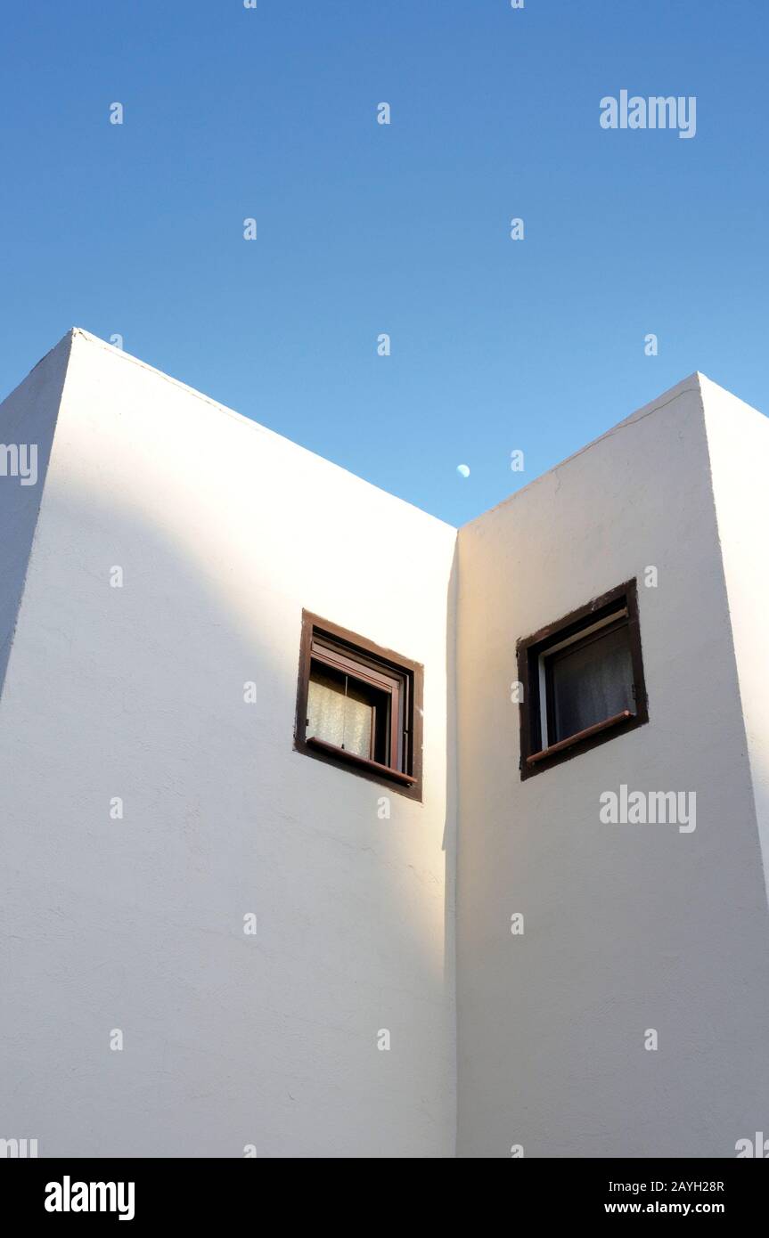 Wände eines Weiß Getünchten Hauses in Andalusien, Spanien, Treffen Sich in einer Ecke Unter einem halbtägigen Mond. Stockfoto