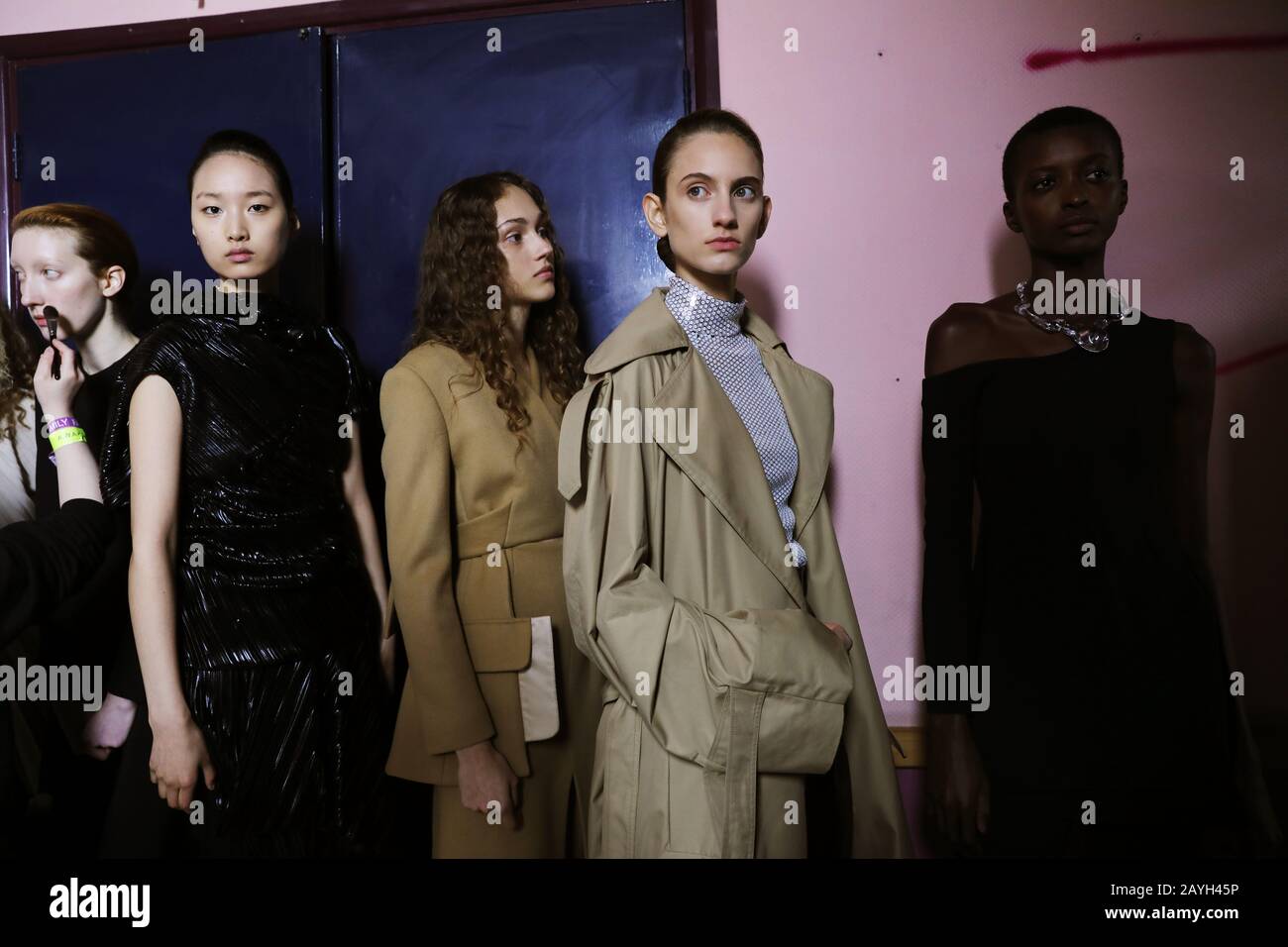 Modelle, die für die A.W.A.K.E. vorbereitet werden Modenschau auf der London Fashion Week Februar 2020 im Chelsea Sortiing Office in London. Stockfoto