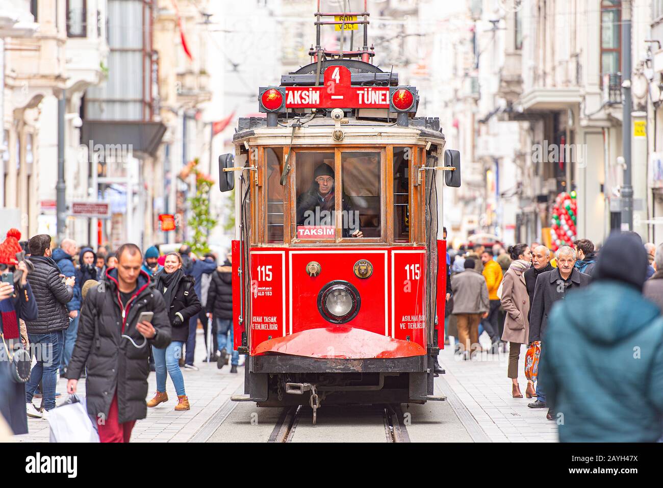 Istanbul - 1. JANUAR: Berühmte rote Straßenbahn auf dem Taksim-Platz und der Istiklal-Straße in Istanbul am 01. Januar. 2020 in der Türkei Stockfoto