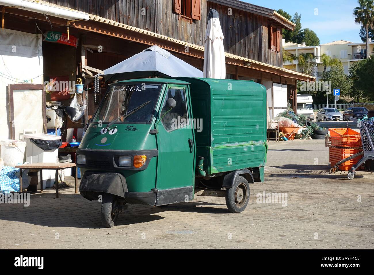 Ein Piaggio Ape 50 Van Lackierte Grün, Das Im Kommerziellen Fischereigebiet Von Alvor An Der Algarve Portugal Geparkt wurde Stockfoto