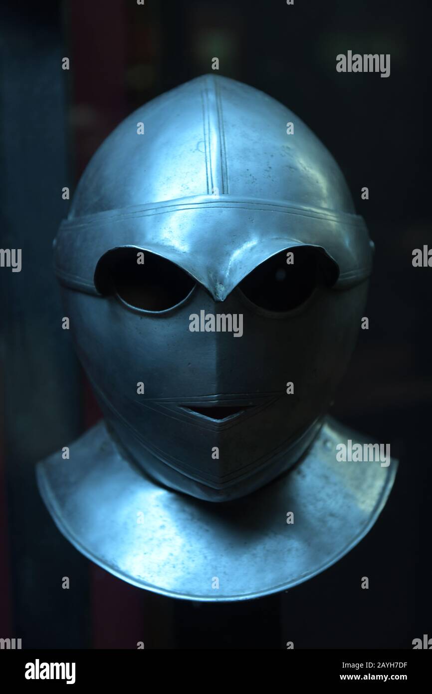 Kampfhelm. Spanischer Sallet mit Augenbrauen Stockfoto