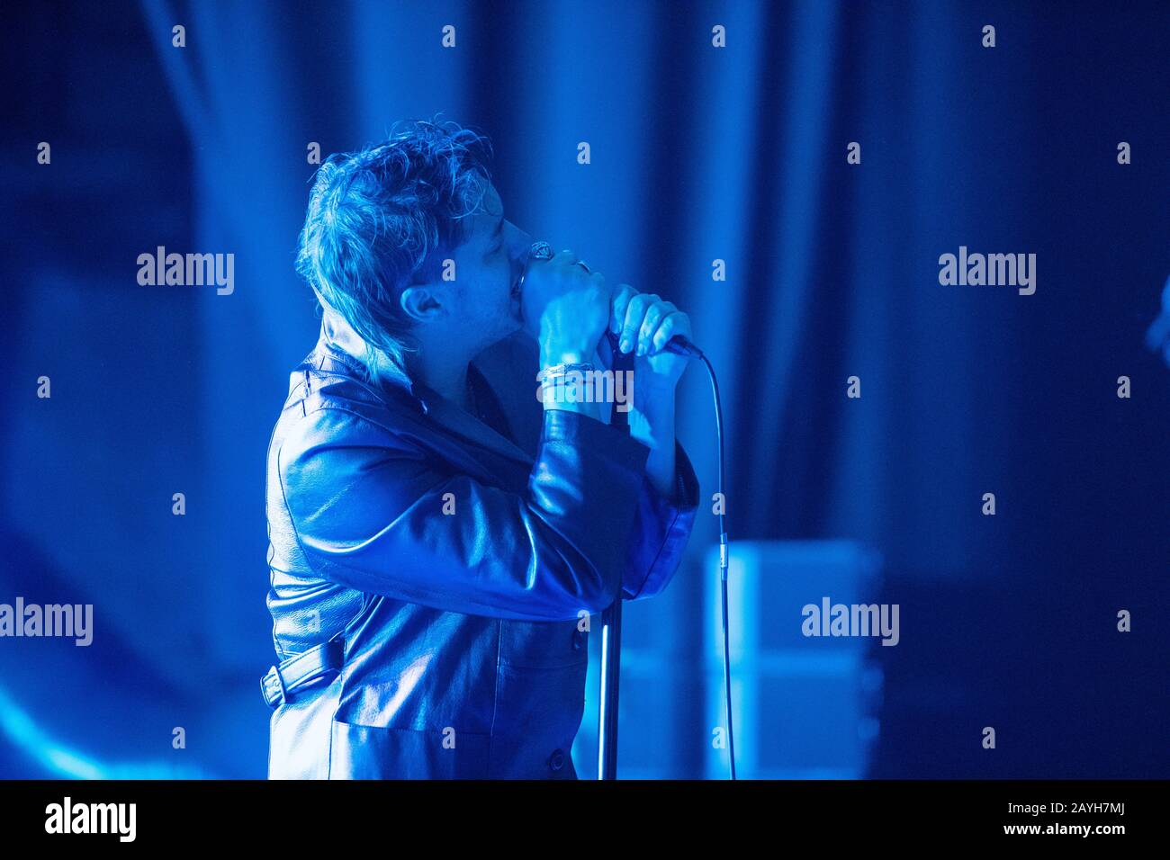 Berlin, Deutschland. Februar 2020. Julian Casablancas, Sänger der US-Rockband "The Strokes" singt bei einem Konzert in der Columbia Hall. Nach einer siebenjährigen Pause erscheint am 10. April das sechste Studioalbum "The New Abormal". Credit: Christophe Gateau / dpa / Alamy Live News Stockfoto