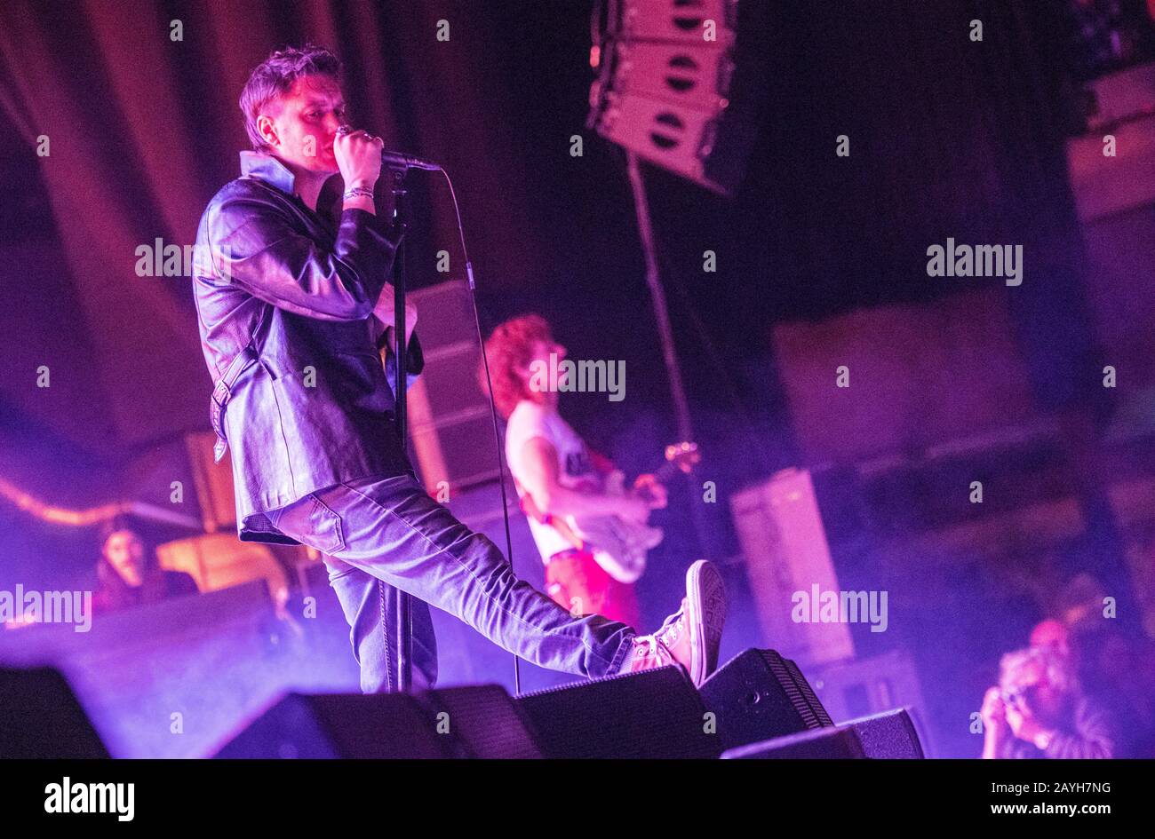 Berlin, Deutschland. Februar 2020. Julian Casablancas (l), Sänger der US-Rockband "The Strokes", singt bei einem Konzert in der Columbia Hall. Nach einer siebenjährigen Pause erscheint am 10. April das sechste Studioalbum "The New Abormal". Credit: Christophe Gateau / dpa / Alamy Live News Stockfoto