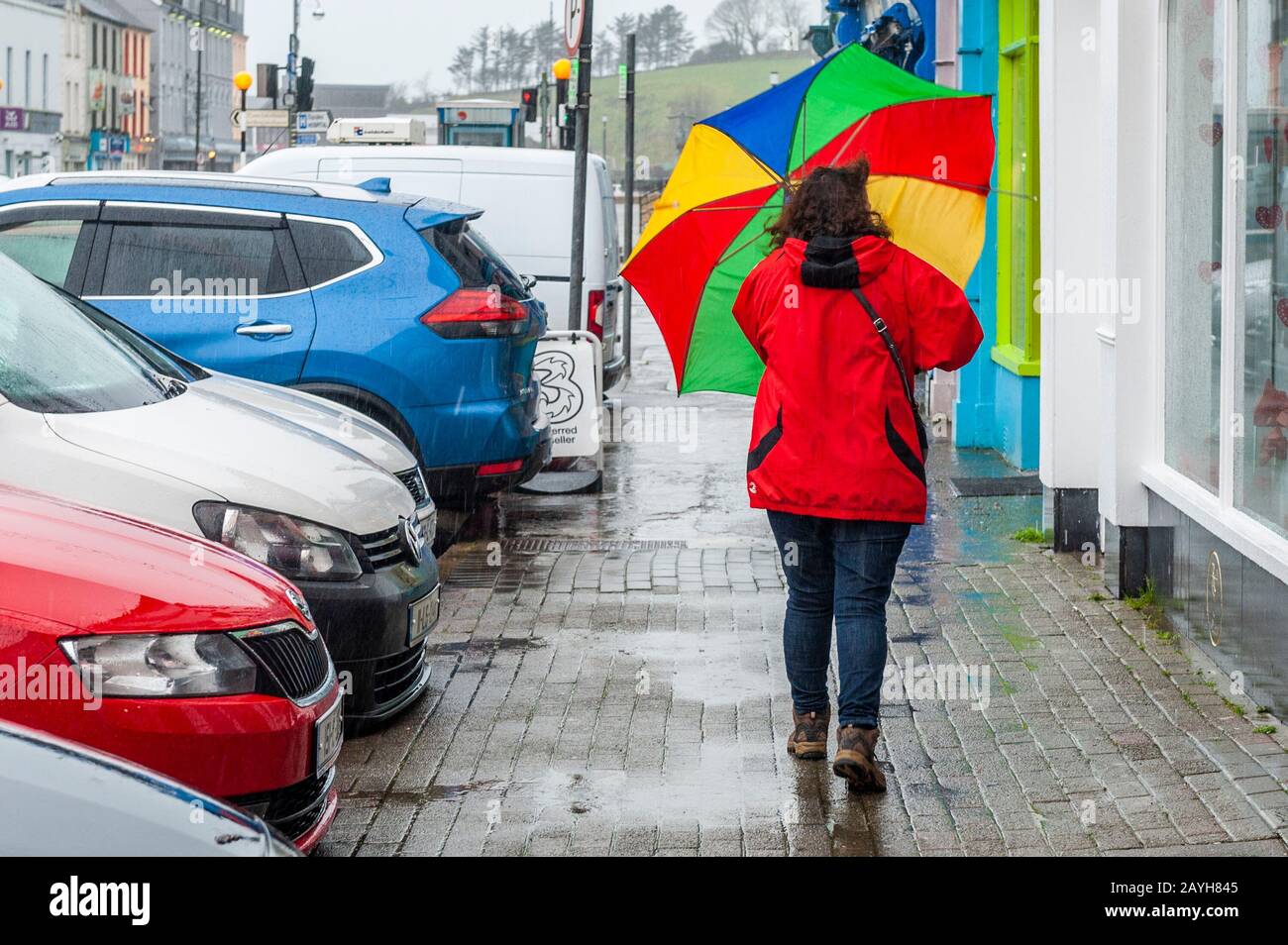 Bantry, West Cork, Irland. Februar 2020. Eine Frau kämpft mit ihrem Regenschirm während des Sturms Denis. Der Sturm brachte kalenartige Kraftwinde und sintflutartigen Regen nach West Cork. Kredit: Andy Gibson/Alamy Live News Stockfoto