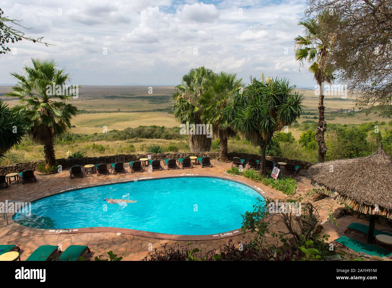 Blick auf den Swimmingpool der Mara Serena Safari Lodge im Masai Mara National Reserve in Kenia. Stockfoto