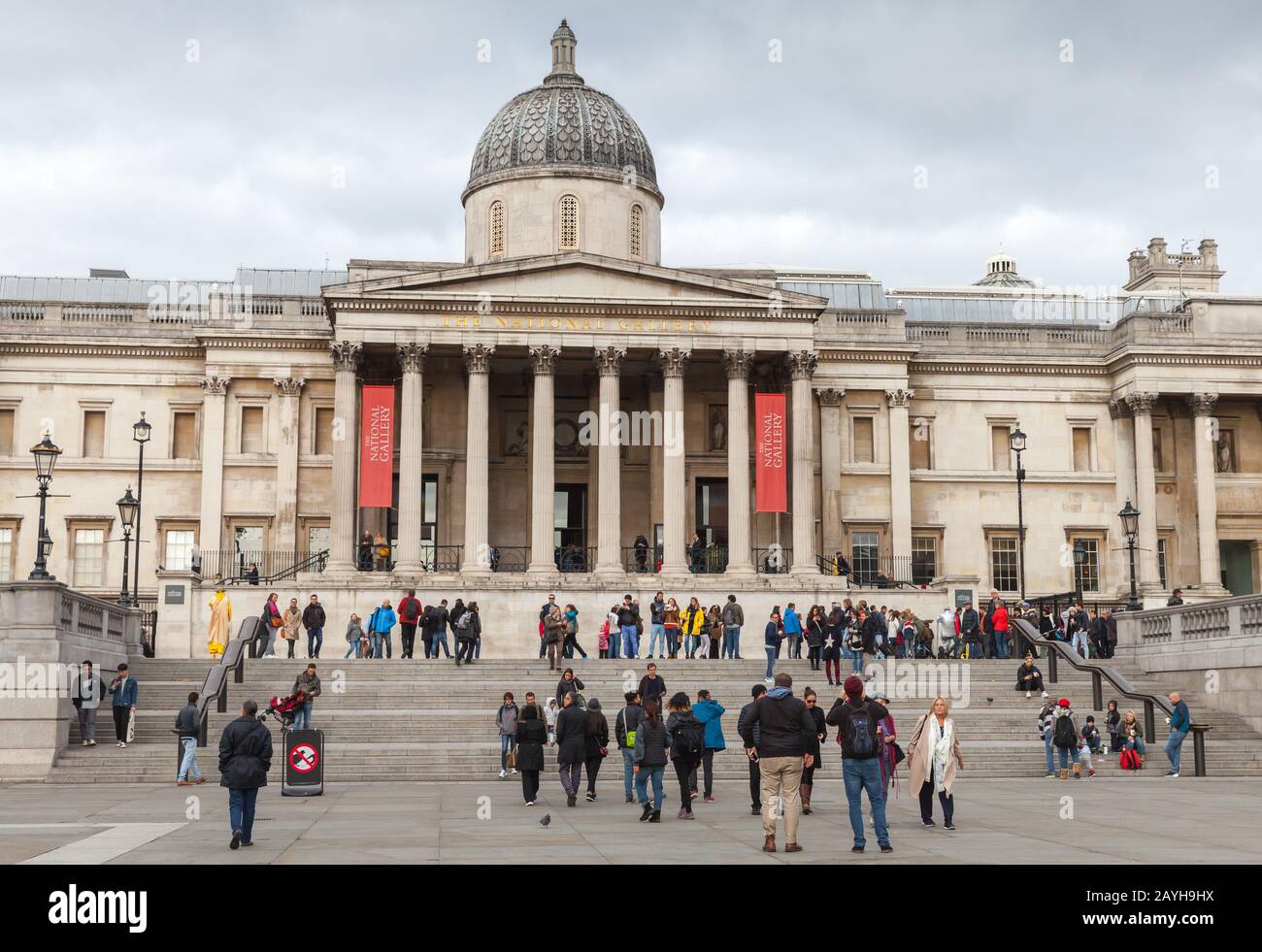 London, Großbritannien - 29. Oktober 2017: Trafalgar Square, Touristen gehen in der Nähe der National Gallery Stockfoto