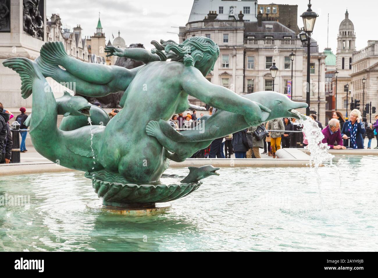 London, Großbritannien - 29. Oktober 2017: Touristen befinden sich in der Nähe des Brunnens am Trafalgar Square Stockfoto