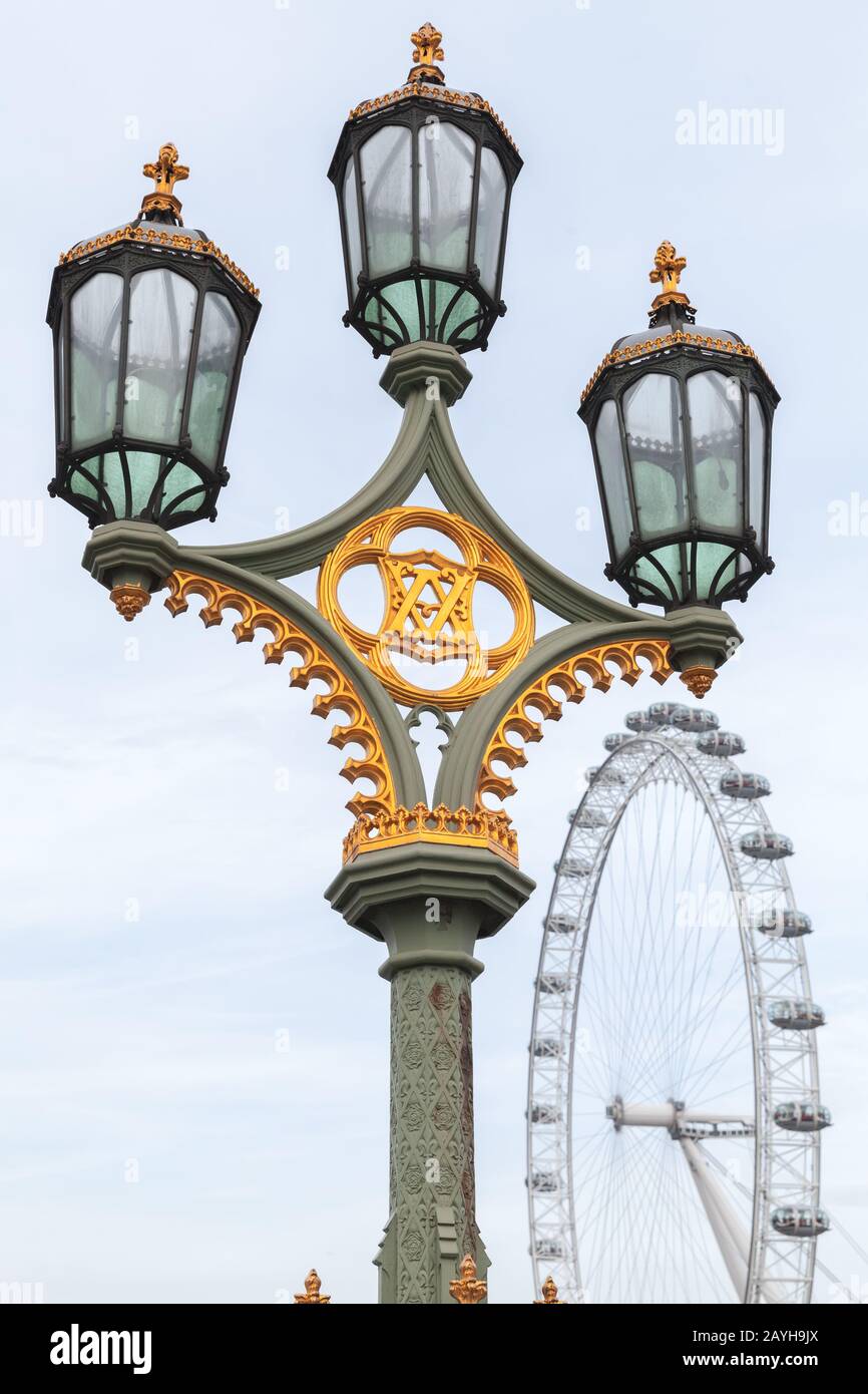 London, Großbritannien - 31. Oktober 2017: Vintage Street Light und London Eye Giant Ferris Rad auf einem Hintergrund, vertikales Foto Stockfoto
