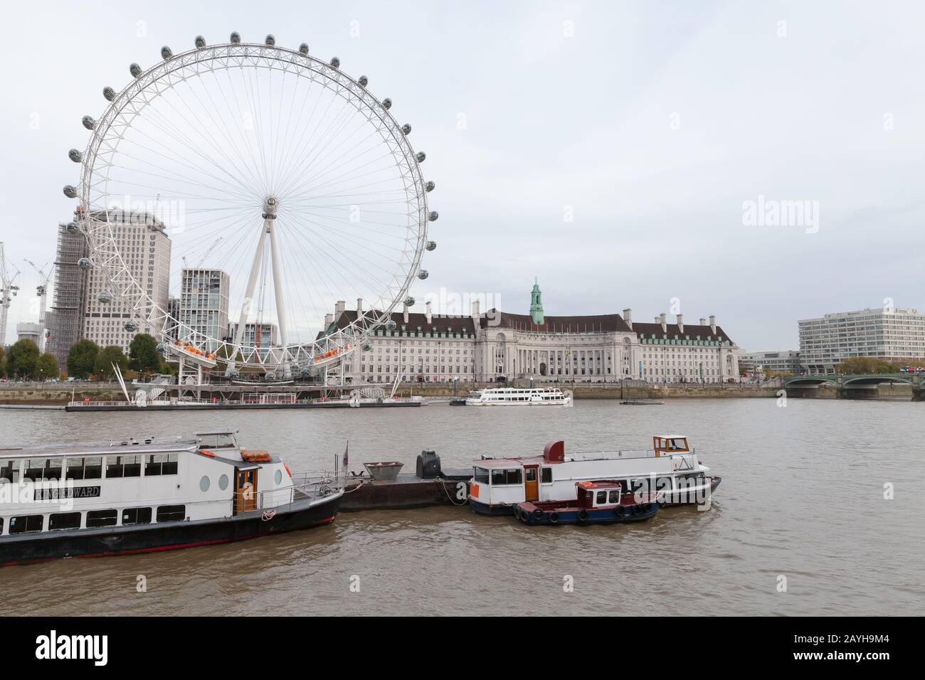 London, Großbritannien - 31. Oktober 2017: Stadtbild mit London Eye, Riesenrad an der Südbank von Thames River montiert Stockfoto