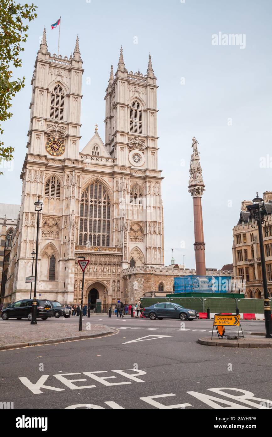 London, Großbritannien - 31. Oktober 2017: Westminster Abbey Fassade. Eines der beliebtesten Wahrzeichen Londons. Vertikale Straßenansicht mit geh-pe Stockfoto