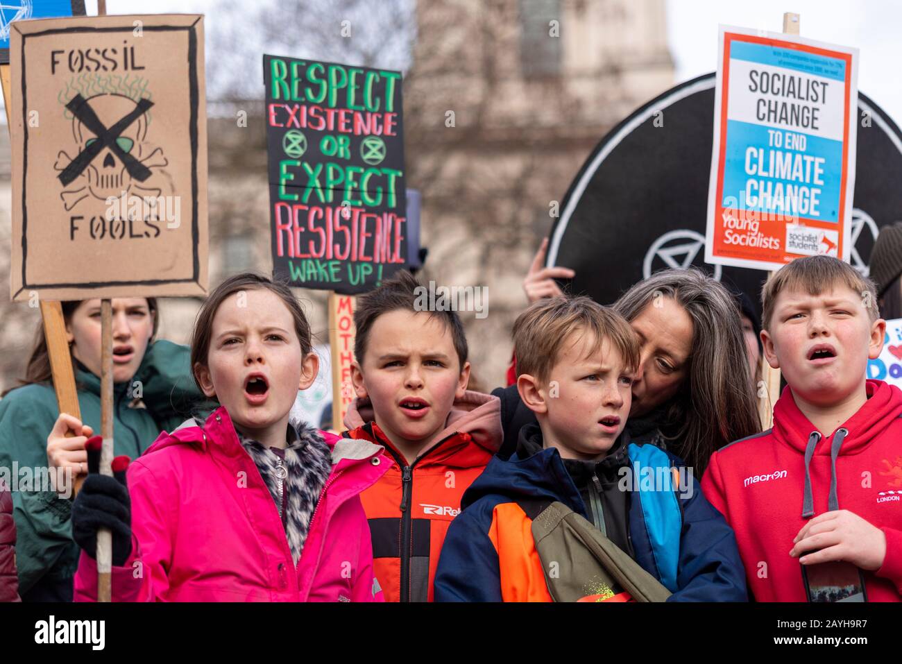 Jugendliche bei einem "Youth Strike 4 Climate Protest" auf dem Parliament Square, London, Großbritannien. Kinder außerhalb der Schule demonstrieren für Maßnahmen zur Erderwärmung Stockfoto