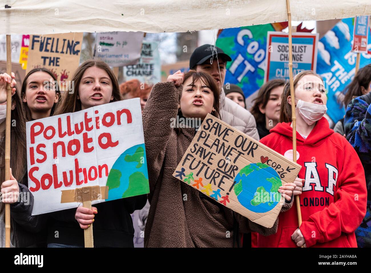 Jugendliche bei einem "Youth Strike 4 Climate Protest" auf dem Parliament Square, London, Großbritannien. Kinder außerhalb der Schule demonstrieren für Maßnahmen zur Erderwärmung Stockfoto