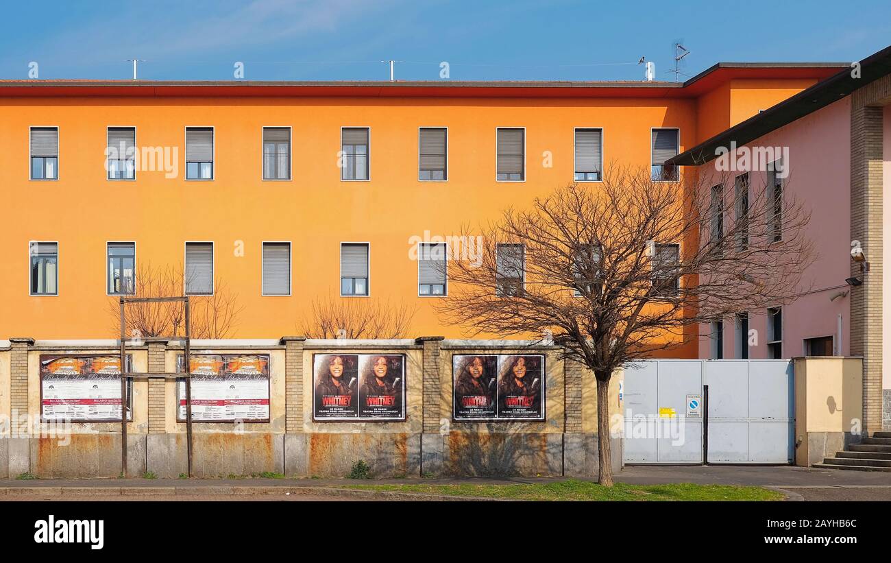 Ein Pavillon der provisorischen Empfangshalle "Casa Jannacci" (Haus Jannacci) in viale Ortles, Mailand, Italien, mit dem Servicetor und dem Zaun Stockfoto