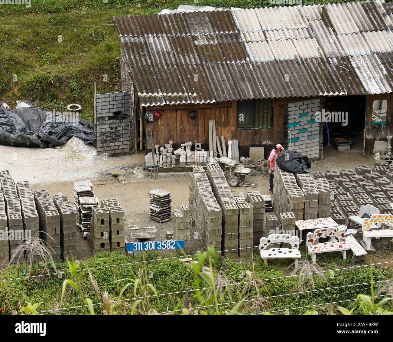 Kleine ländliche Fabrik, die Betonblöcke und Außenmöbel herstellt, Peñol, Antioquia, Kolumbien Stockfoto