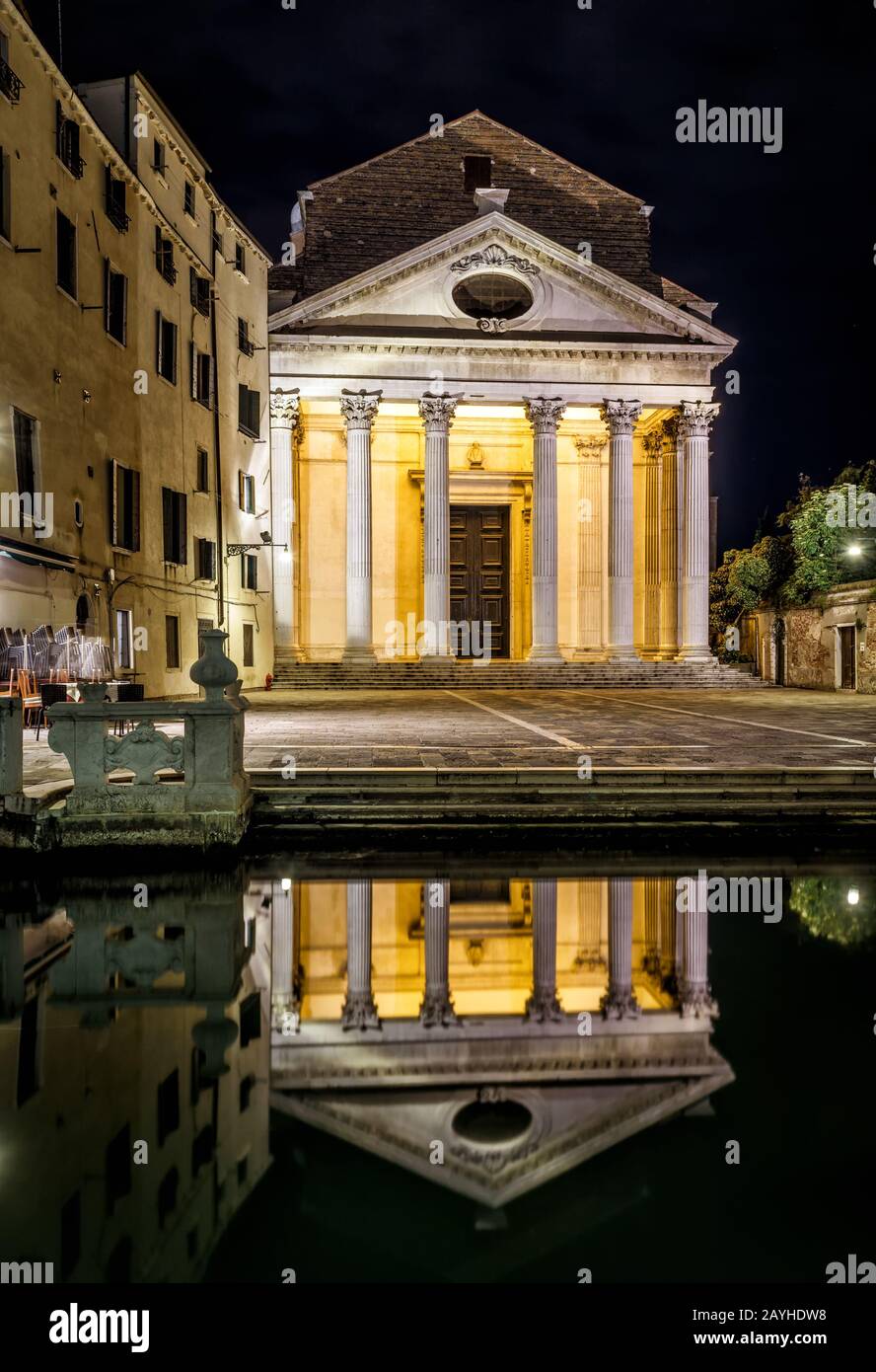 Die alte Kirche in der Nacht mit Reflektorat in Venedig, Italien Stockfoto