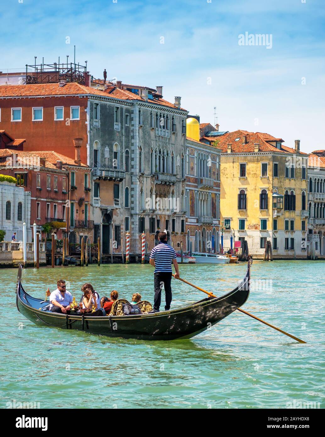 Venedig, Italien - 19. Mai 2017: Gondeln mit Touristen fahren entlang des Canal Grande. Die Gondel ist der attraktivste Touristentransport Venedigs. 16 Stockfoto