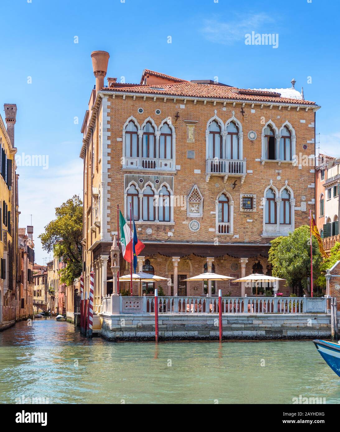 Stadtbild von Venedig, Italien. Vintage-Hotel oder Wohnhaus im Sommer Venedig. Altes Haus wie ein Palast am Canal Grande. Schöne Architektur Stockfoto