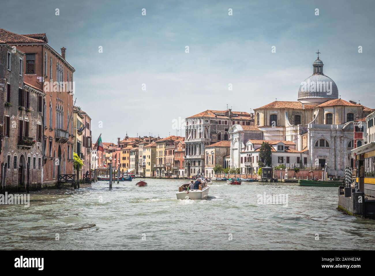 Panorama auf den berühmten Canal Grande, Venedig, Italien. Foto im Vintage-Stil der Stadt Venedig. Historische Architektur und Stadtbild Venedigs. Romantisch mit Stockfoto