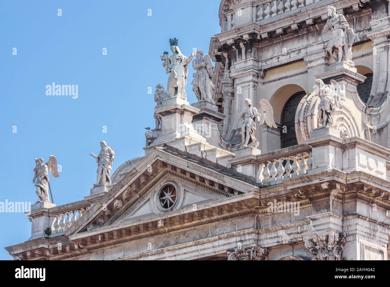 Basilika Santa Maria della Salute in Venedig, Italien. Das Detail mit Statuen an der Fassade. Die berühmte Salute-Kirche ist eines der wichtigsten Wahrzeichen von Stockfoto