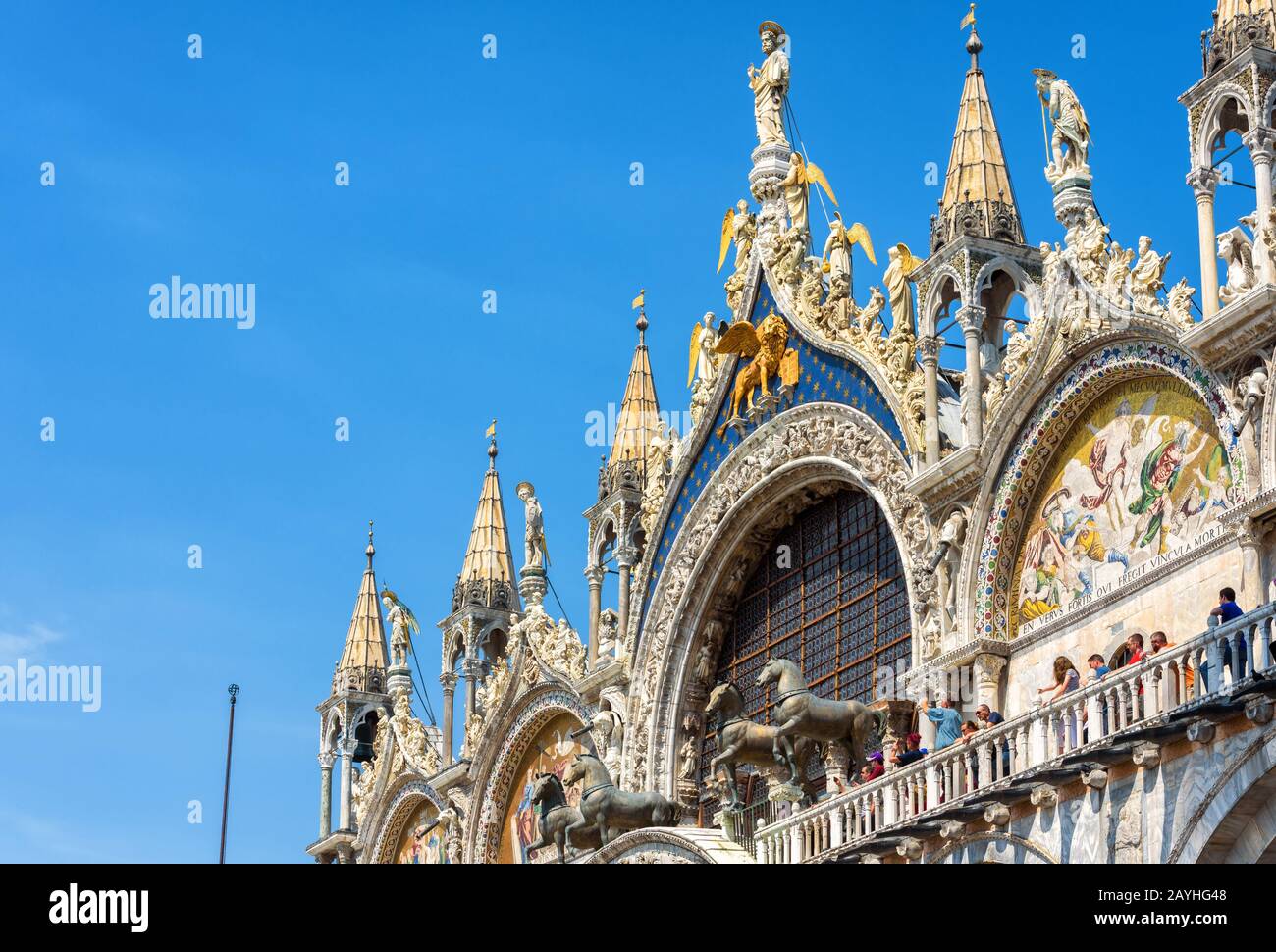 Venedig, Italien - 18. Mai 2017: Touristen besuchen die Markusbasilika. Die Basilika San Marco wurde im 12. Jahrhundert erbaut Stockfoto